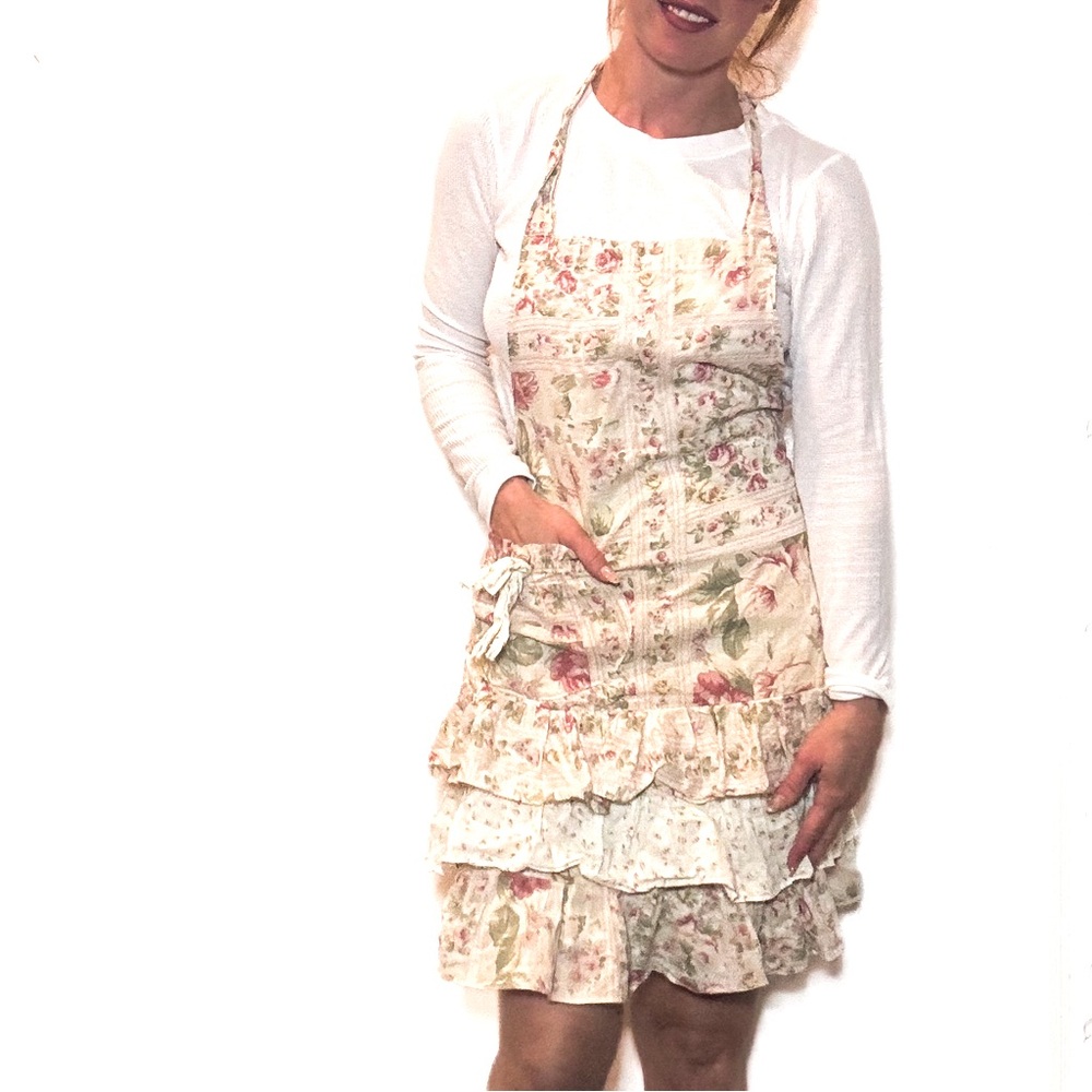 Vintage Flower Print Apron w/ Ruffle and Pocket Detail